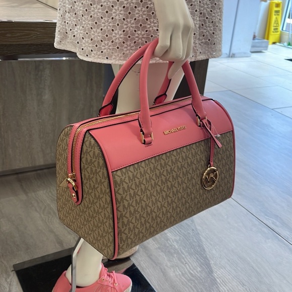 Michael Kors med Duffle Travel - Leather/Coated
35S2GTFU2B
Tea Rose
MD DUFFLE - Picture 14 of 16